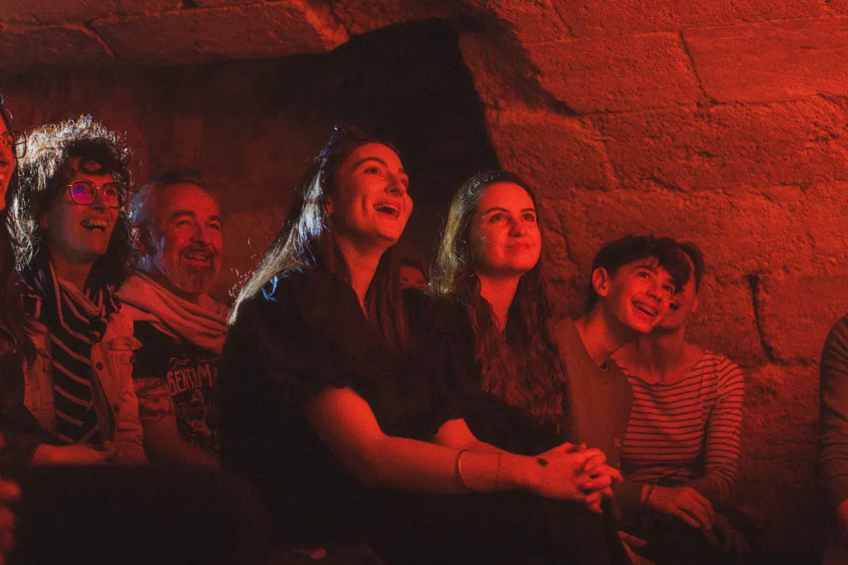 Le public rit pendant un spectacle à La Marelle Rouge, comedy club à Bordeaux